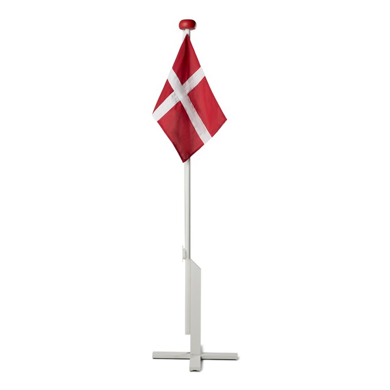 Flagstang i Hvidmalet Fyrretr med Dannebrog  2. sortering / Slagtilbud