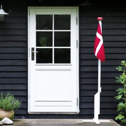 Hvidmalet flagstang, 180 cm med Dannebrogsflag