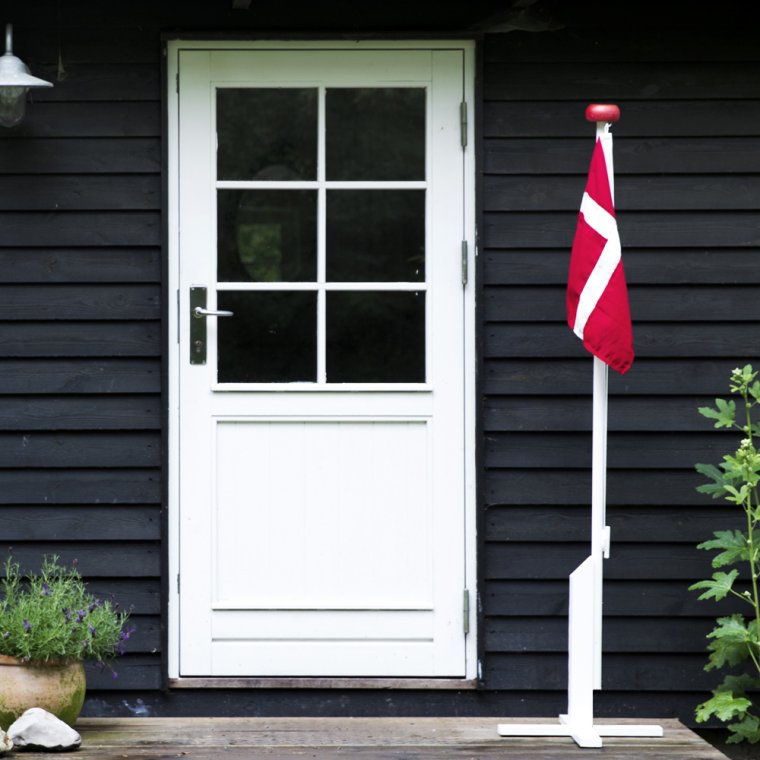 Hvidmalet flagstang, 180 cm med Dannebrogsflag