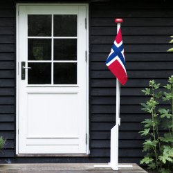 180 cm Flaggstang i Hvitmalt Furutre med Norsk Flagg