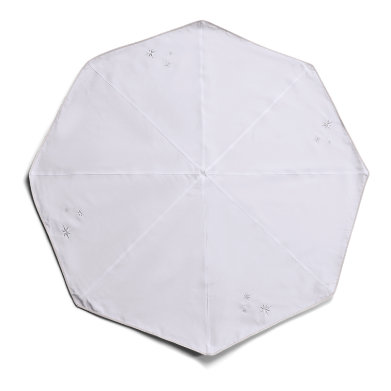 Hvidt juletrstppe med broderede slvstjerner