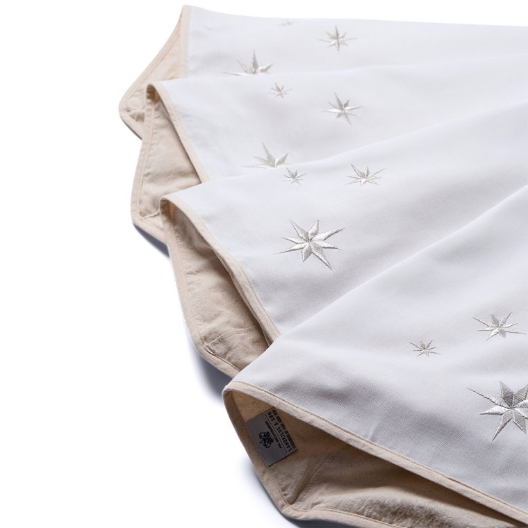 Hvidt juletrstppe med broderede slvstjerner