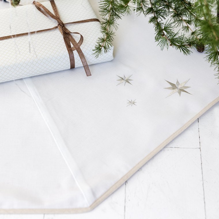 Hvidt juletrstppe med broderede slvstjerner