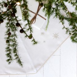 Hvitt juletreteppe med broderte slvstjerner