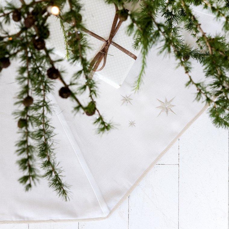 Hvitt juletreteppe med broderte slvstjerner