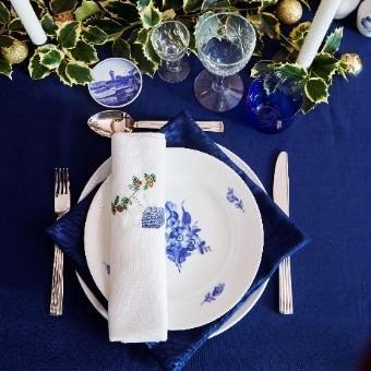 Blå dug med hulsøm