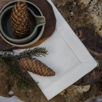 Hvid serviet med hulsøm