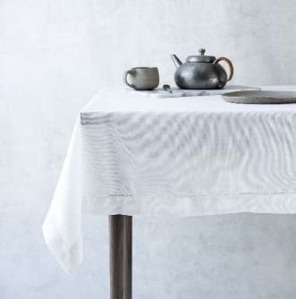 Vit duk med hålsöm