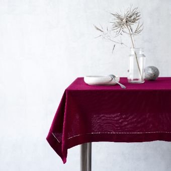 Rød dug med hulsøm