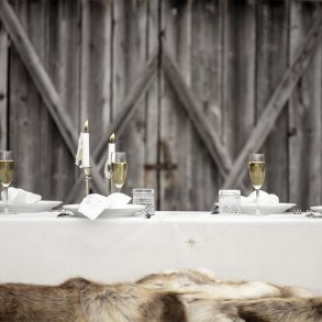 Hvid dug med slvstjerner