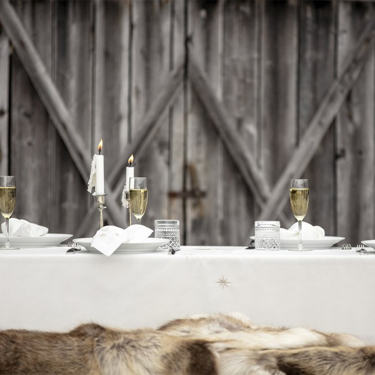 Hvid dug med slvstjerner