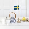 Bordsflaggstång i ek med svensk flagga