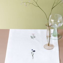 Flora bordslöpare med vilda blommor