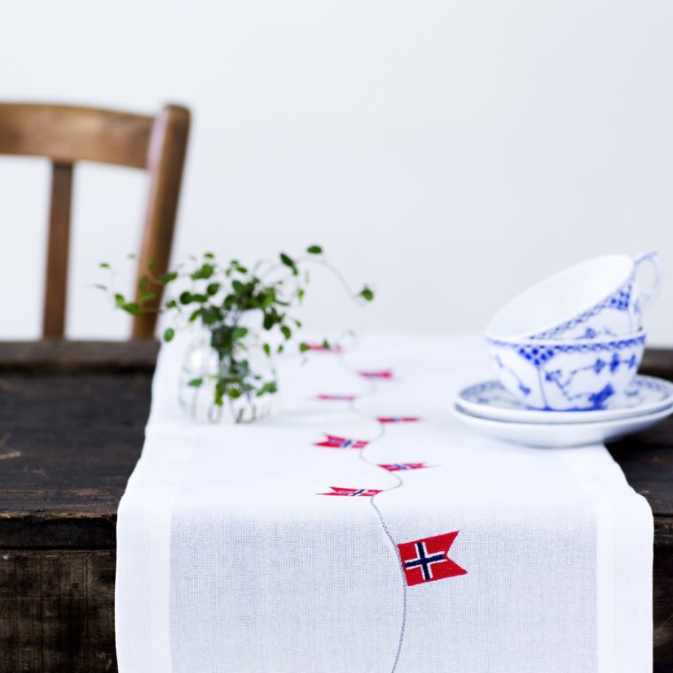 Hvit bordlper med norske flagg