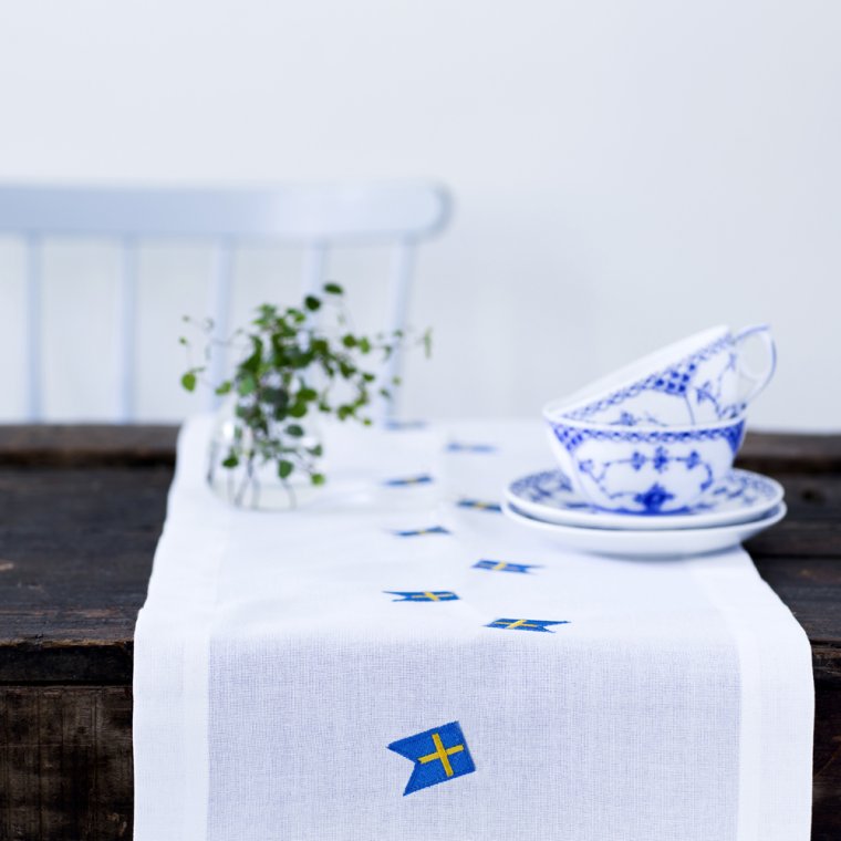 Bordslpare med svenska flaggor
