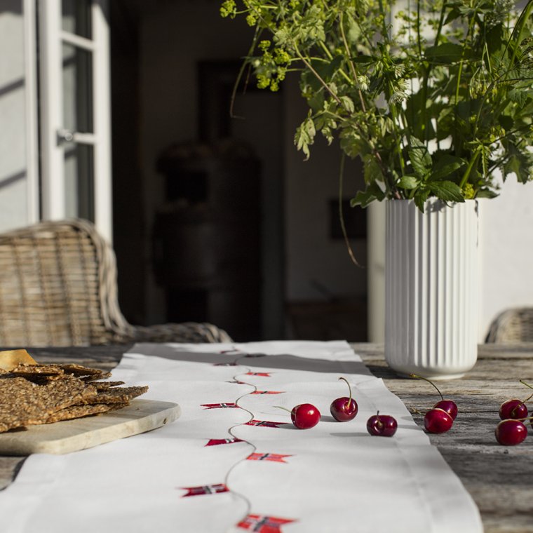 Hvit bordlper med norske flagg