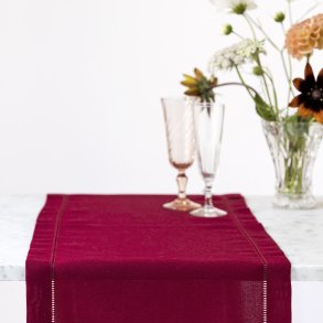 Mrkerd bordlber med broderet hulsm