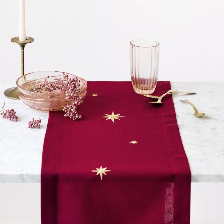 Mrkerd bordlper med gullstjerner