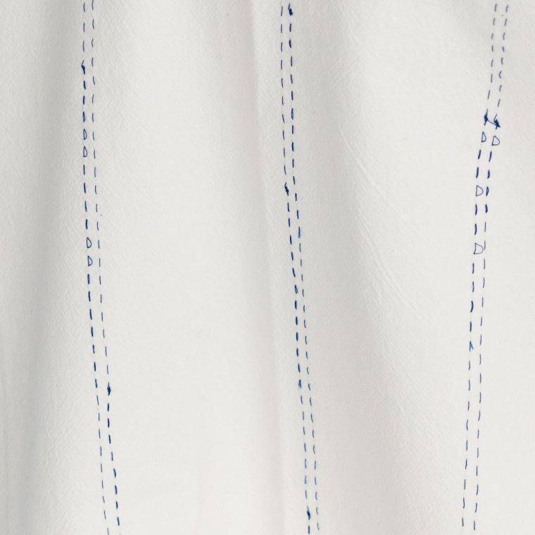 Anna duken med hndbroderte bl sting