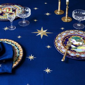 Stjrnor broderade p Midnattsbl duk