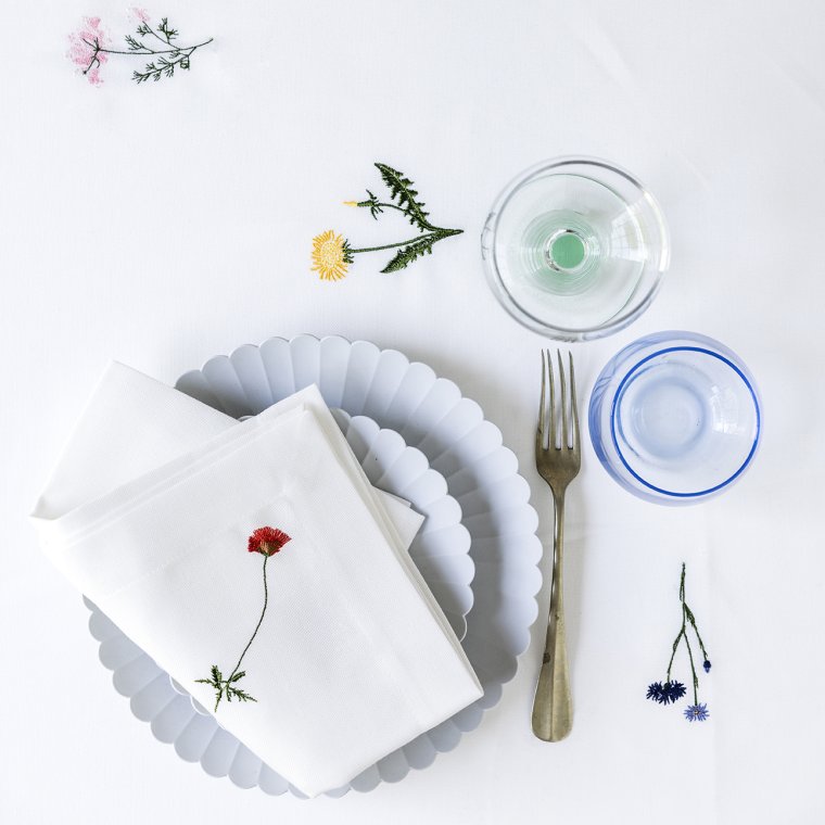 Floradugen 135 x 240 cm  Broderier med blomster og historie