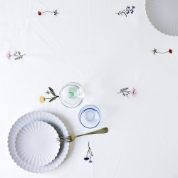Floradugen 135 x 240 cm  Broderier med blomster og historie