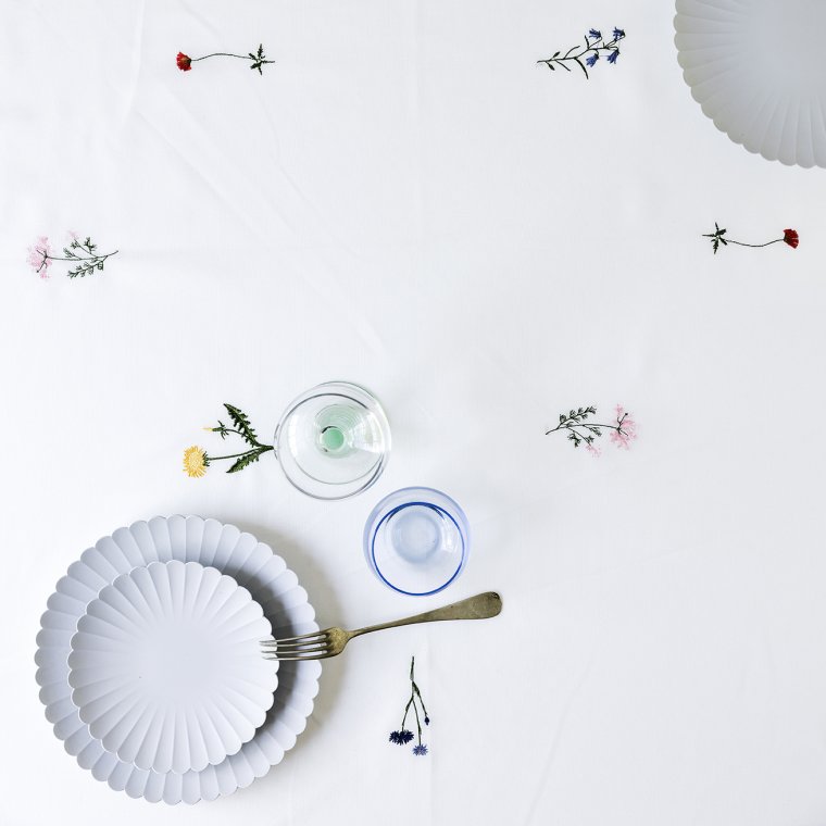 Floradugen 135 x 240 cm  Broderier med blomster og historie