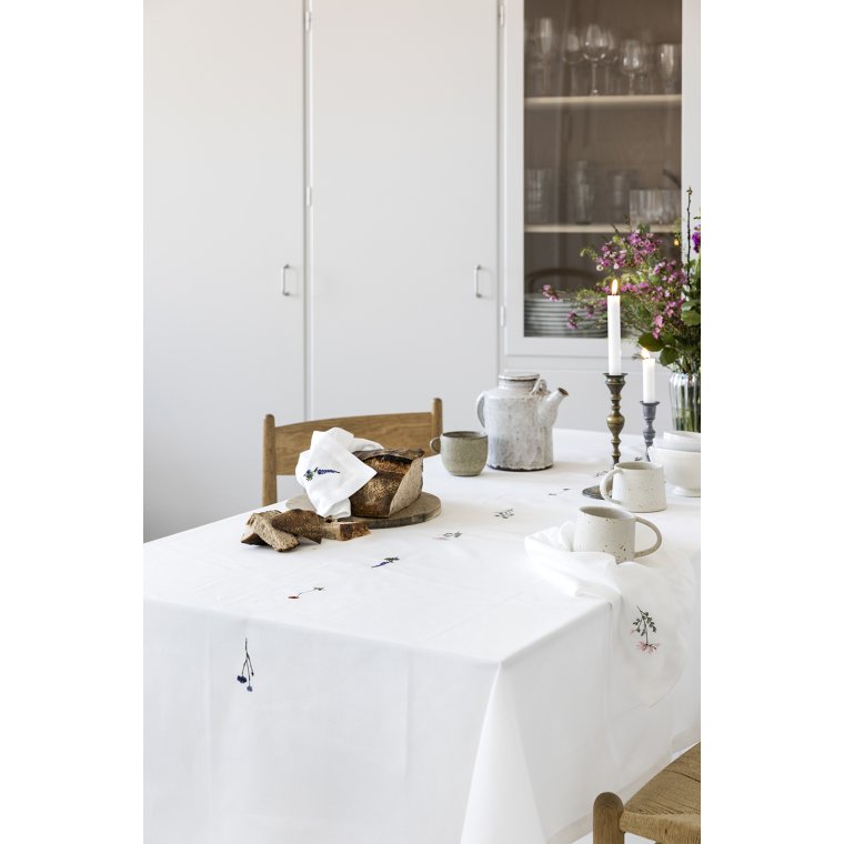 Floradugen 135 x 240 cm � Broderier med blomster og historie