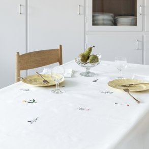 Floradugen 135 x 240 cm  Broderier med blomster og historie