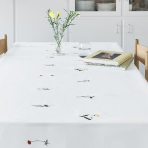 Floraduken 135 x 340 cm  Broderier med blomster og historie