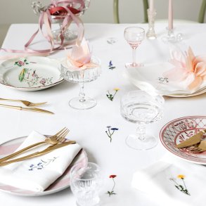 Floradugen 135 x 240 cm  Broderier med blomster og historie