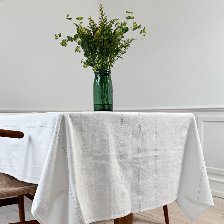 Anna duken med hndbroderte bl sting