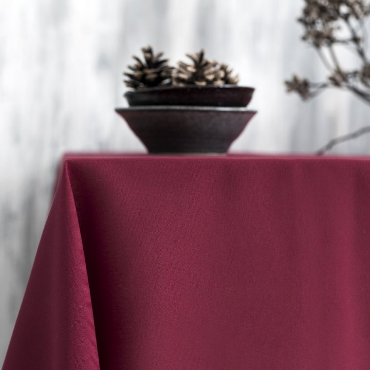 Mrkerd duk med brodert hullsm