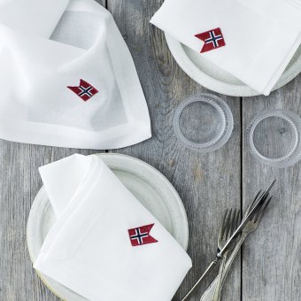 STOFFSERVIETTER I RØDT, HVITT OG BLÅTT.