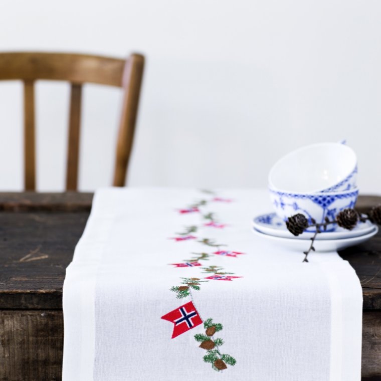 Hvit julelper med norske flagg og granbar