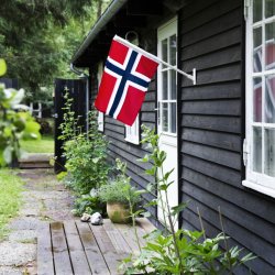 Fasadflaggstng med norsk flagga