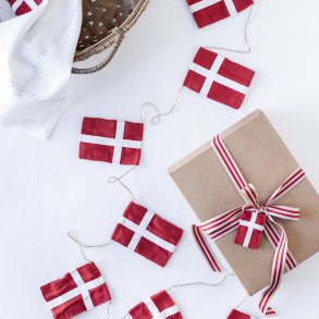 Stor flagranke med Dannebrogsflag