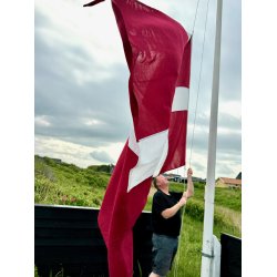 Dannebrog i mrkerd  med sm sknhedsfejl Passer til 8m flagstang (Flag str. 170x225cm)