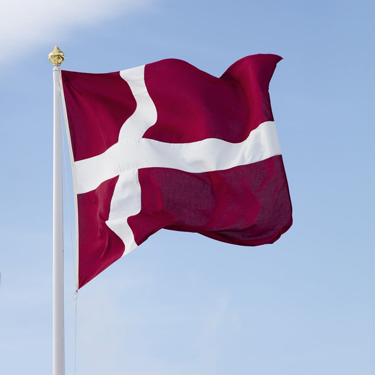 Dannebrog i mrkerd  med sm sknhedsfejl Passer til 8m flagstang (Flag str. 170x225cm)
