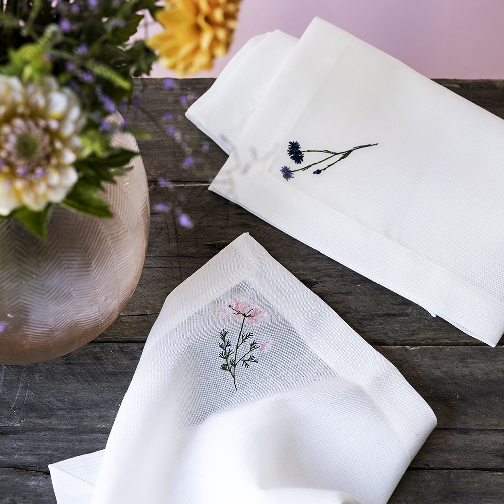 Flora tygservetter med vilda blommor