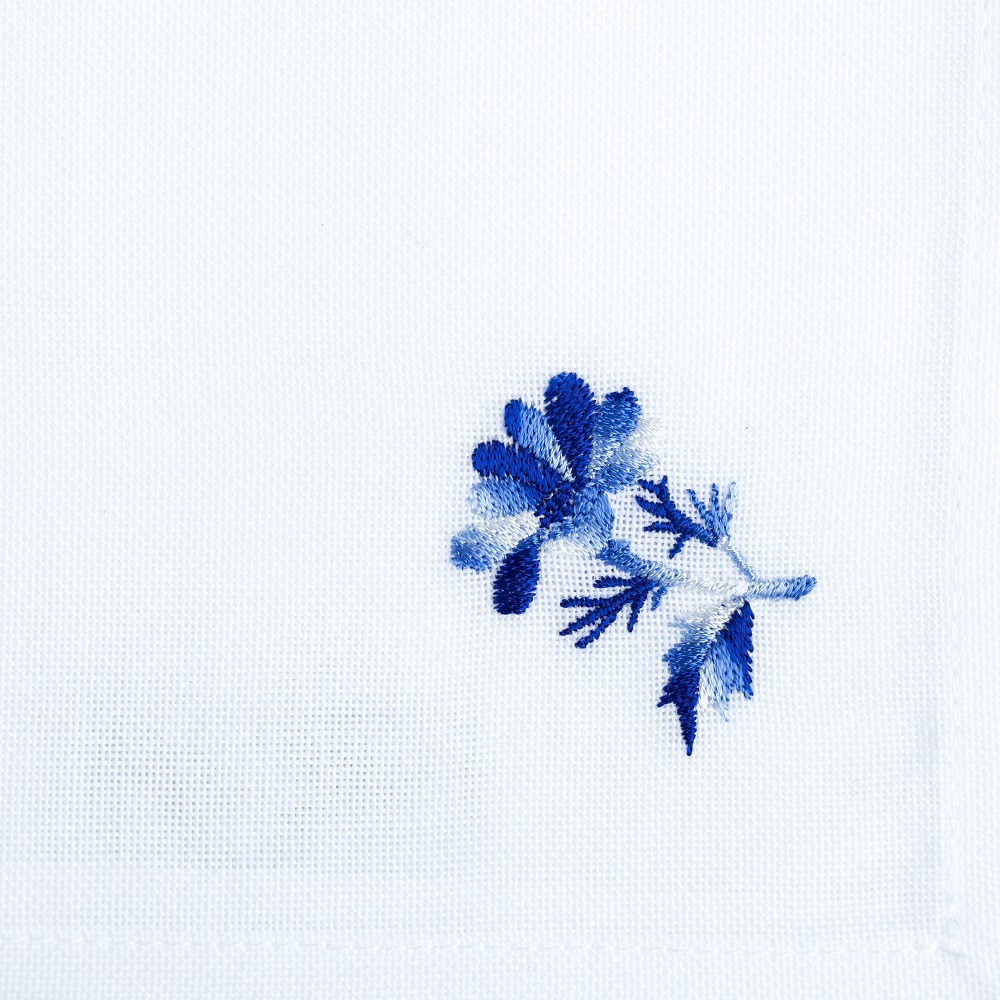 Blomster med blå blomst - stofserviet til bordet fra Langkilde & Søn
