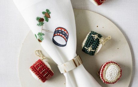 Hvordan laver man personlige servietringe med navn til julebordet? 