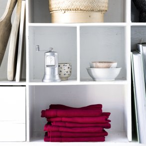 6 stk. mrkerde servietter med hulsm