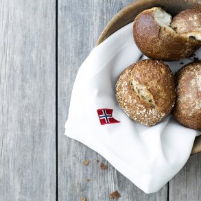 Serviett med norsk brodert flagg