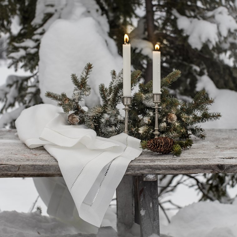 Hvit serviett med hullsm