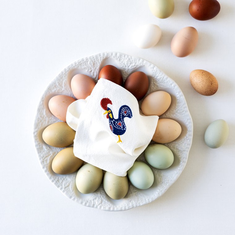 Serviett med brodert hane  en del av en helt ny pskekolleksjon