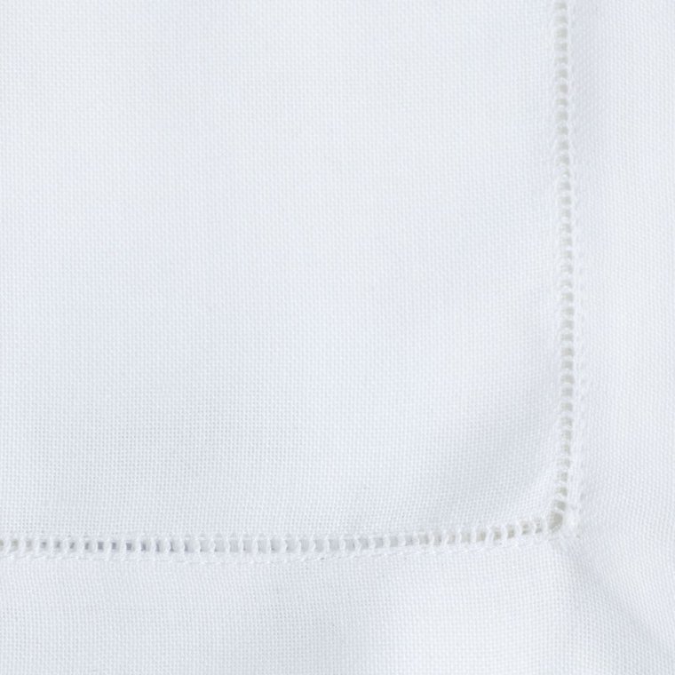 Hvit serviett med hullsm