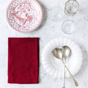 Mrkerd stofserviet med broderet hulsm