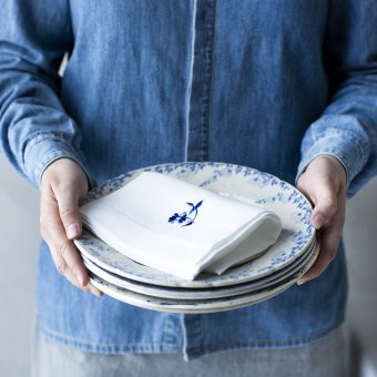 Vita servetter med blå blommor