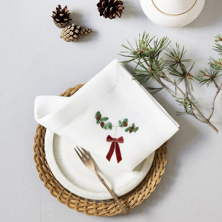 4-pak juleservietter med mrkerd sljfe  Klassisk broderi til julebordet